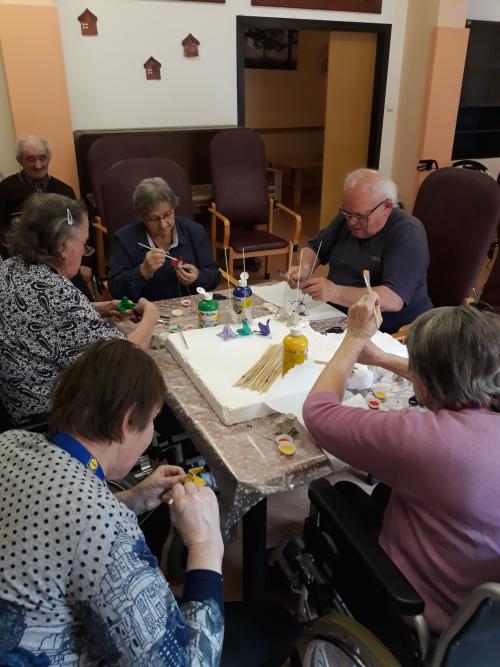 Výtvarné aktivity - květinový závěs 1