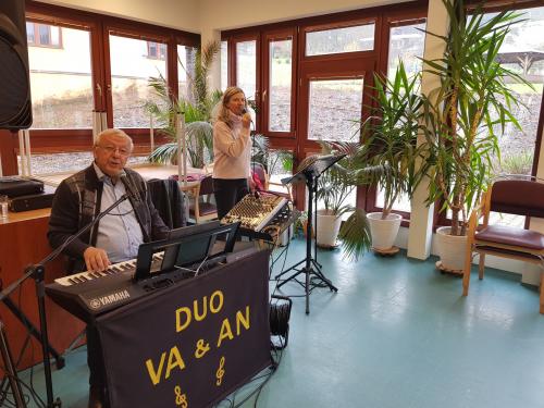 Hudební vystoupení - p. Žákovec + p. Volínová